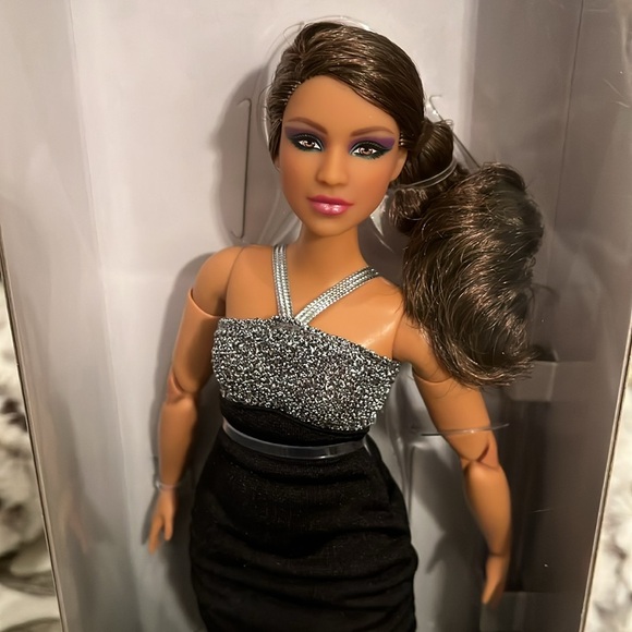 Barbie Signature Barbie Looks Doll #12 - Picture 9 of 12